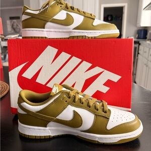 Nike Men’s Dunk Low Retro in Color white/Pacific moss.